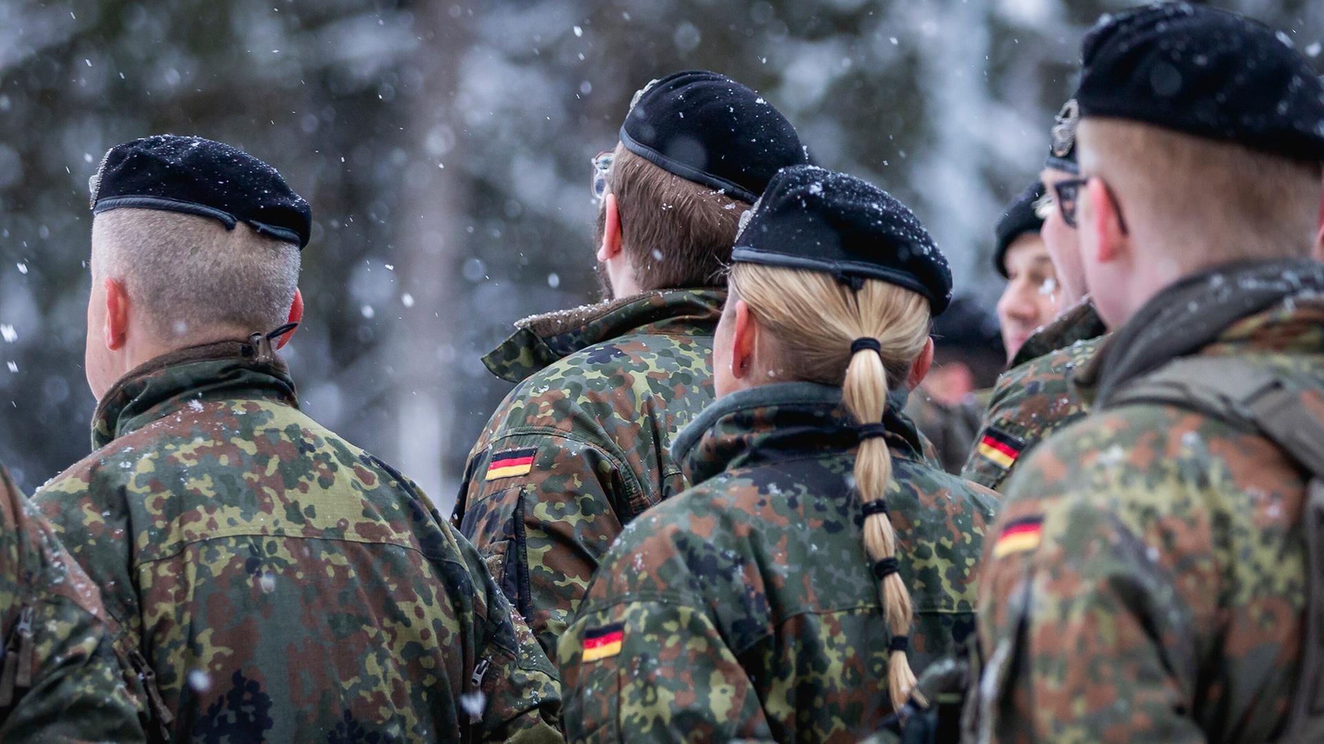 Bundeswehrsoldaten der Panzerbrigade Litauen stehen in einer Formation in Nemencine. | picture alliance / photothek.de