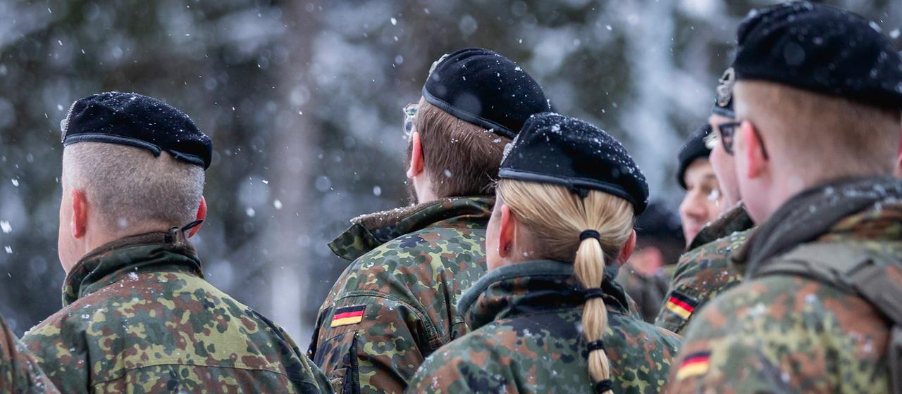 Bundeswehrsoldaten der Panzerbrigade Litauen stehen in einer Formation in Nemencine.