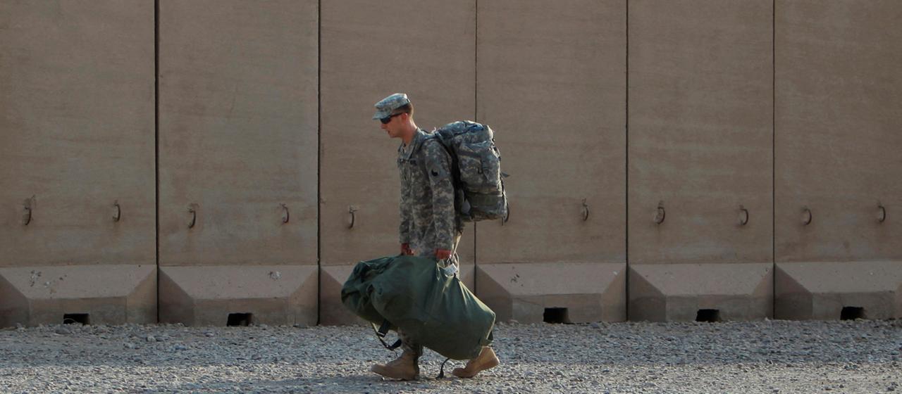 Ein US-Soldat trägt seine Ausrüstung bei Bagdad (Irak). (Archivbild: 15. August 2010)