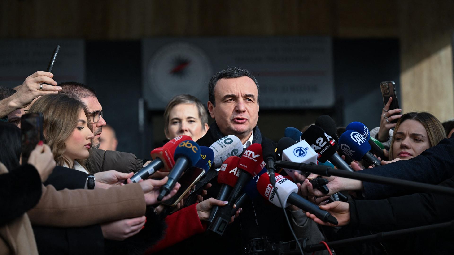 Albin Kurti spricht vor Journalisten | AFP
