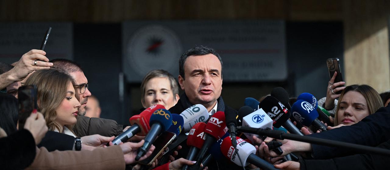 Albin Kurti spricht vor Journalisten