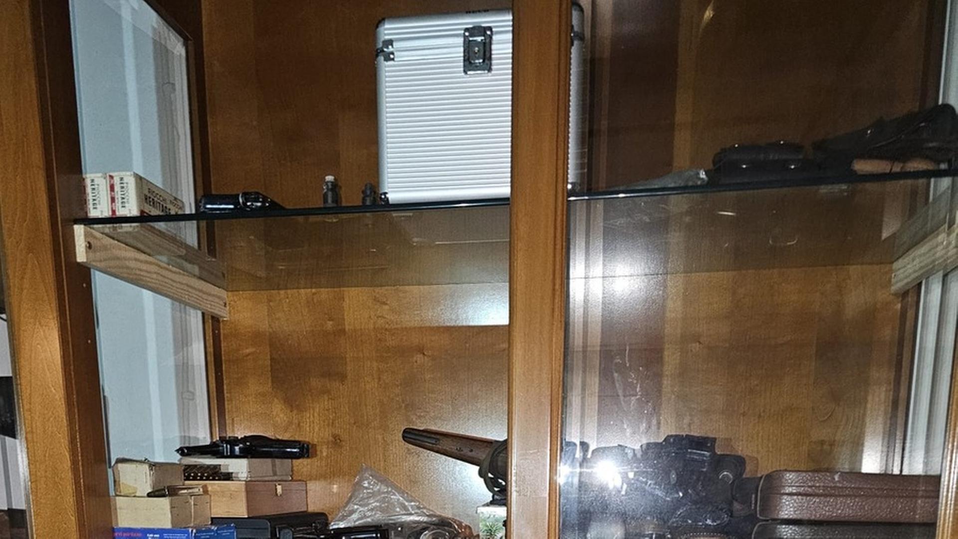 Schrank mit Devotionalien | nnb