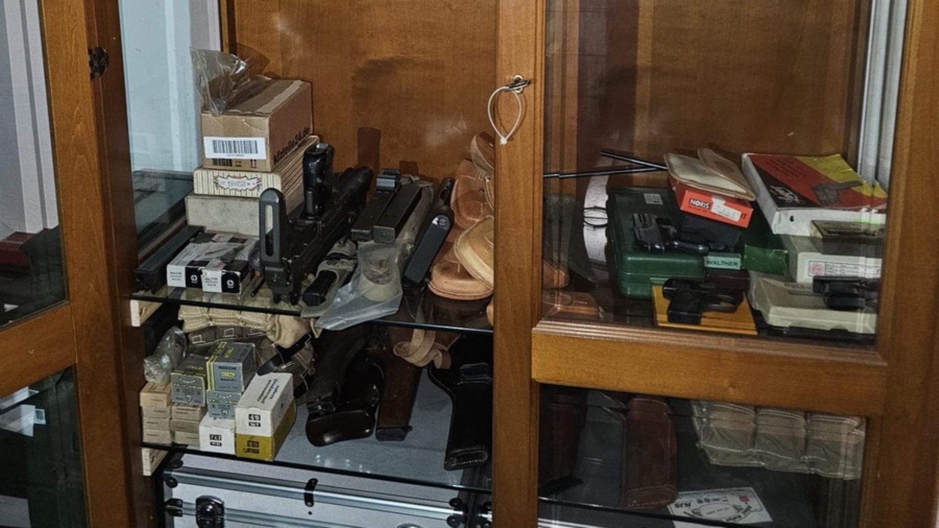 Schrank mit Devotionalien | nnb