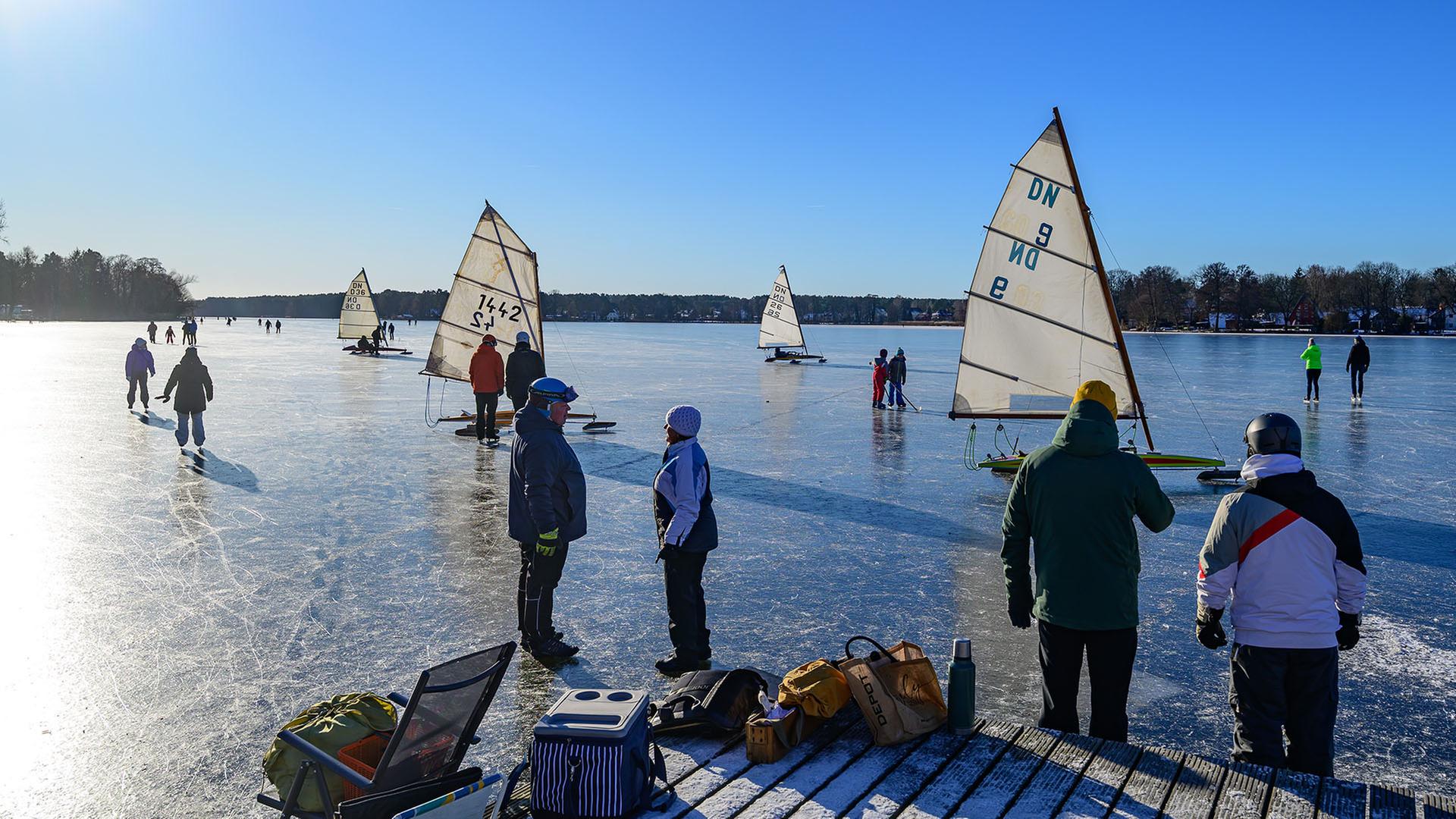 Eissegler und viele Personen stehen auf dem zugefrorenen Großen Müllroser See. (Quelle: dpa/Patrick Pleul) | dpa/Patrick Pleul