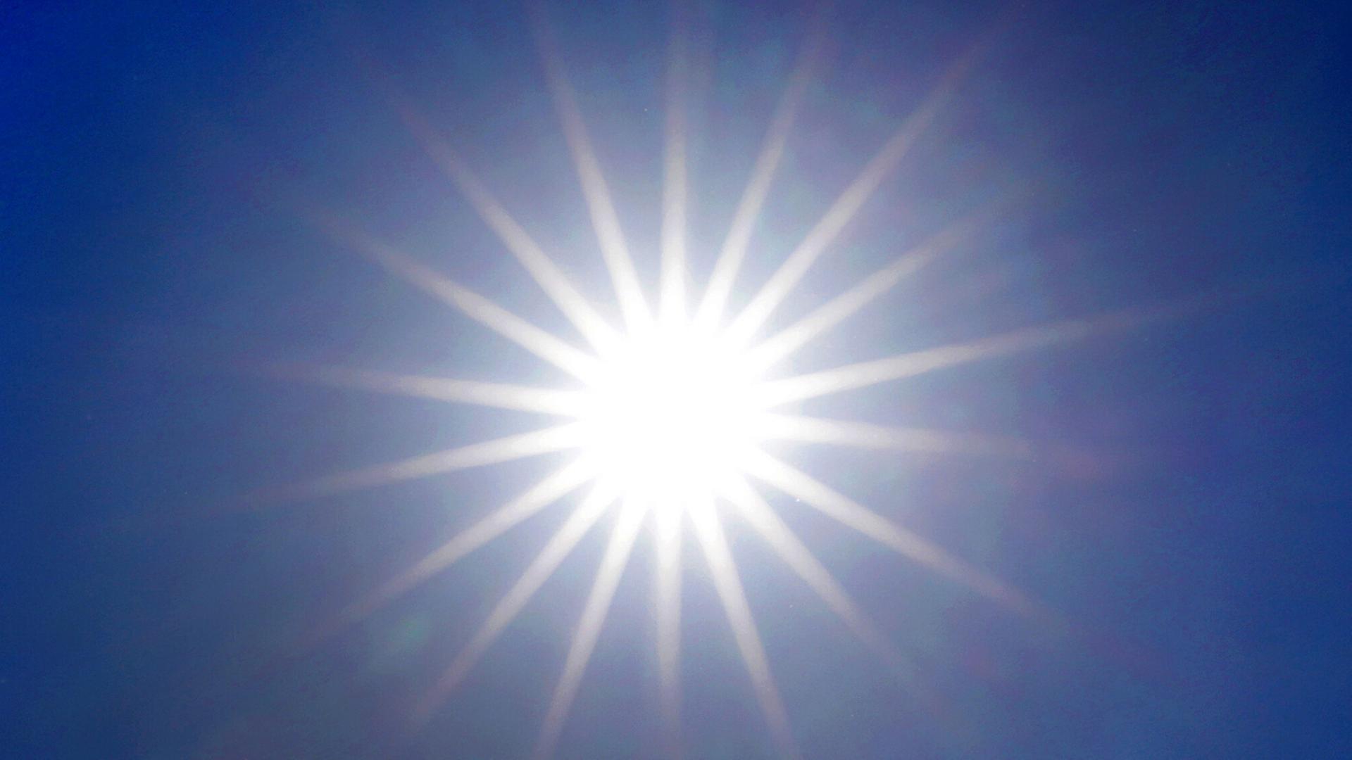 Die Sonne strahlt von einem wolkenlosen Himmel.