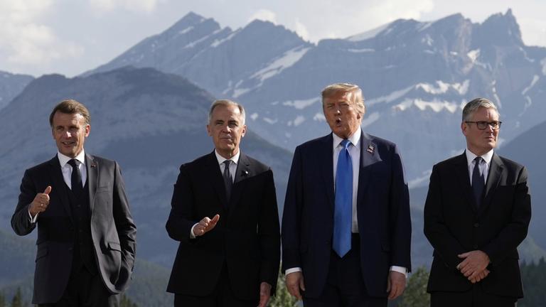 Macron, Carney, Trump und Starmer beim Gruppenbild des G7-Treffen in Kananaskis (Kanada).