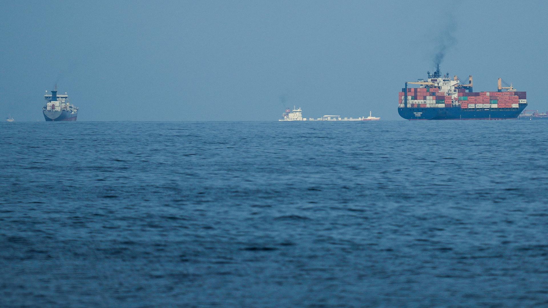 Frachtschiffe reihen sich in der StraÃe von Hormus auf. (Archiv) | Altaf Qadri/AP/dpa
