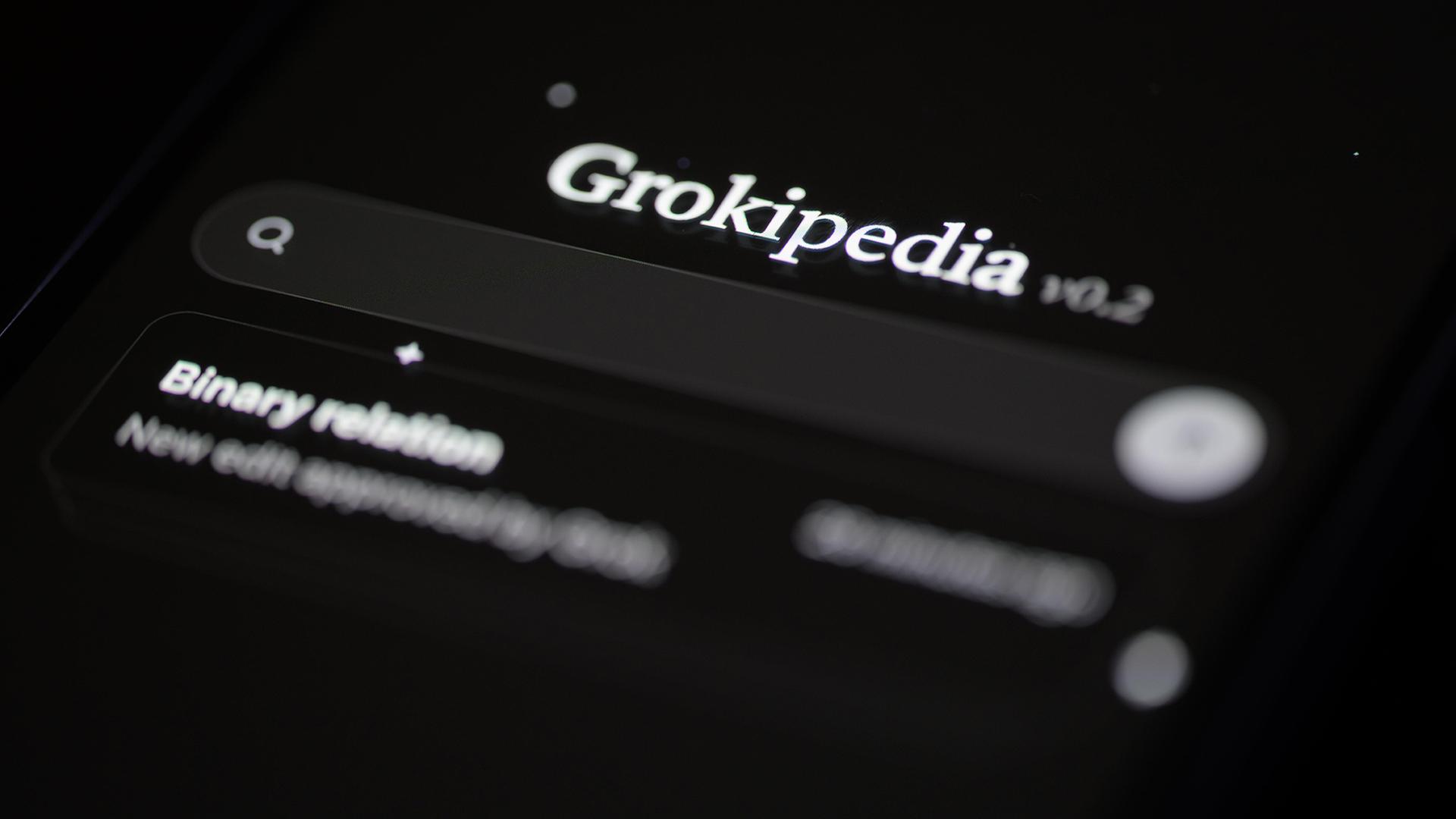 Die Grokipedia-App ist auf einem Tablet-Bildschirm zu sehen. | picture alliance / NurPhoto