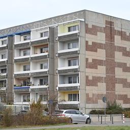 Zwei Männer attackieren in dem Neustrelitzer Wohngebiet eine 17-Jährige in einer und fügen ihr schwere Verletzungen zu. Die Polizei spricht von einem versuchten Tötungsdelikt.
