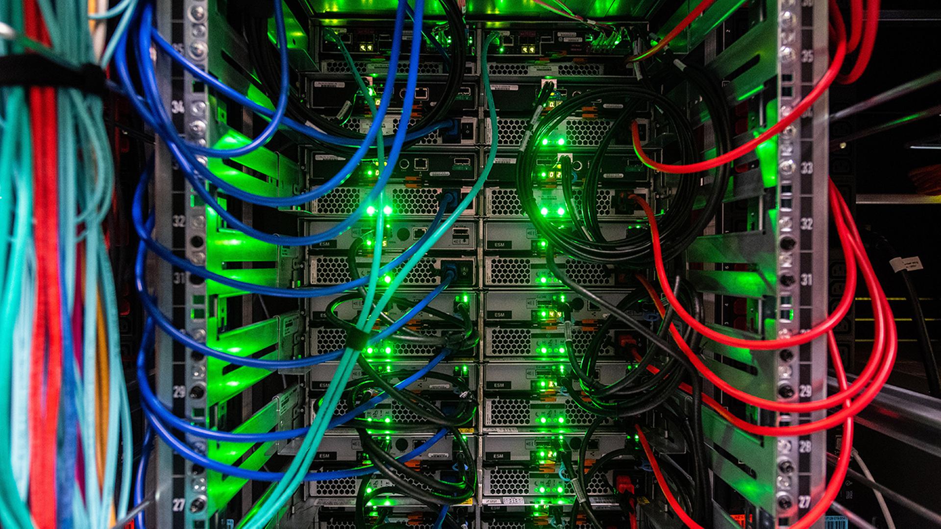 Zahlreiche Kabel laufen an einem Verteilerpunkt zusammen. | dpa