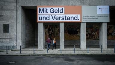 Ein Plakat hängt über dem Eingang des Finanzministeriums