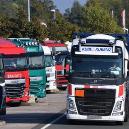 Lkw stehen auf dem Parkplatz der Raststätte Eichelborn-Nord an der BAB 4 zwischen Weimar und Erfurt