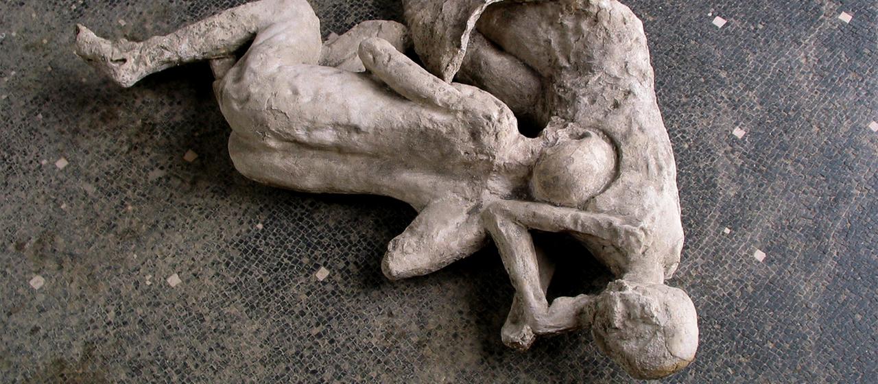 Gips-Abgüsse Nummer 21 und 22 aus dem archälogischen Park in Pompeji, die Opfer des antiken Vulkanausbruches zeigen. | dpa Gips-Abgüsse Nummer 21 und 22 aus dem archälogischen Park in Pompeji, die Opfer des antiken Vulkanausbruches zeigen.