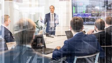 Besprechung in einem Konferenzraum.