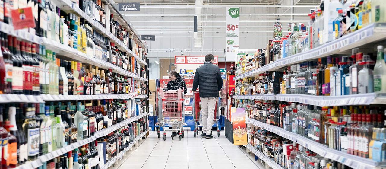 Kunden in einem Supermarkt in Poitiers, Frankreich.