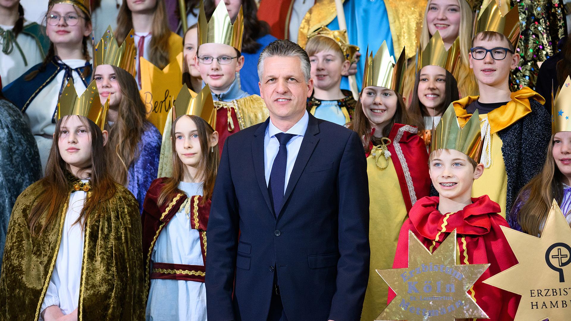 Thorsten Frei mit zahlreichen Sternsingern. | dpa