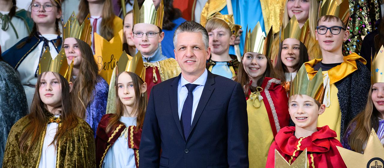 Thorsten Frei mit zahlreichen Sternsingern.