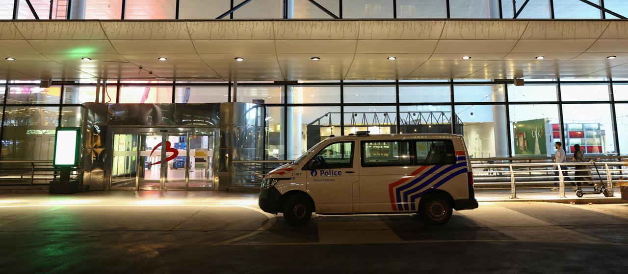 Ein Fahrzeug am Flughafen Brüssel bei Nacht.