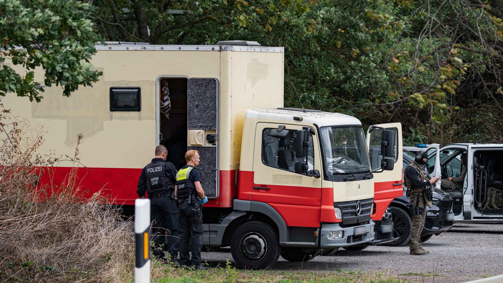 Polizisten in Spezialausrüstung sind in Niederzier (NRW) an einem LKW im Einsatz. | Daniel Evers/WupperVideo/dpa