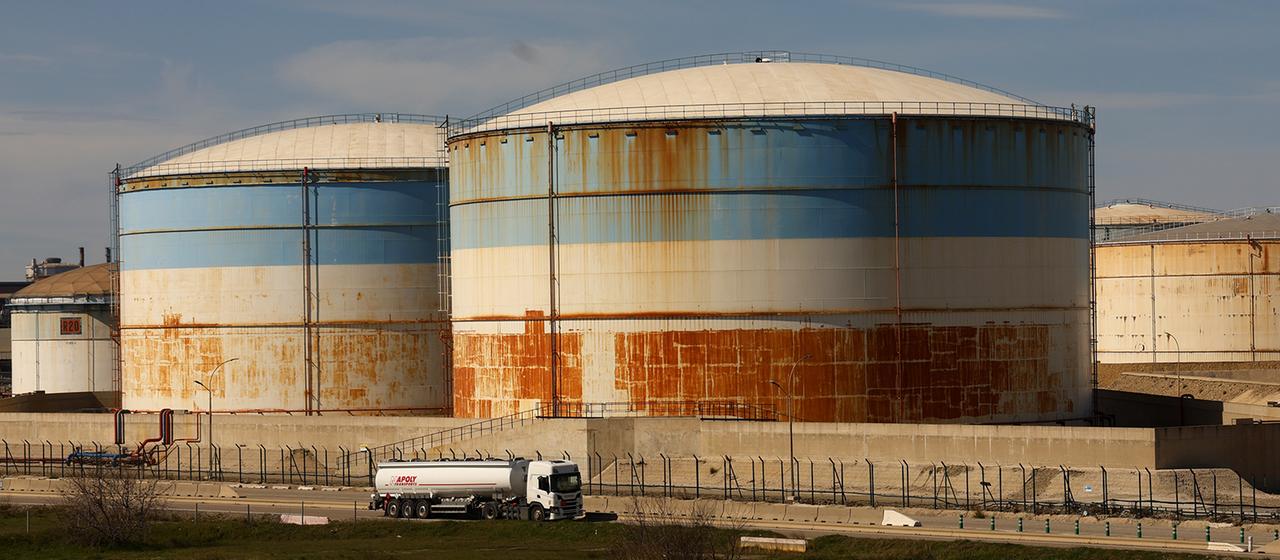 Ein Lkw verlässt das Tanklager und den Ölumschlagplatz "Depots Petroliers de Fos" in Fos-sur-Mer (Südfrankreich).