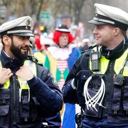 Polizisten patroullieren beim Kö-Treiben