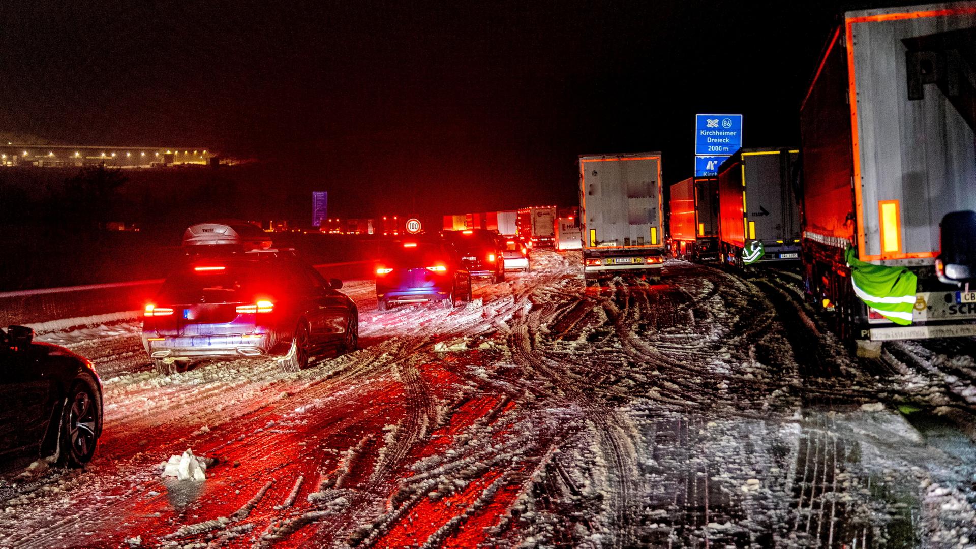 Hessen, Kirchheim: Auf der Autobahn A7 am Kirchheimer Dreieck harren PKWs und LKWs im Schneechaos aus. | Cr�nlein/Fuldamedia/dpa