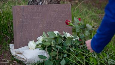 Gedenkstein für den bei einem Brandanschlag getöteten ghanaischen Asylbewerber Samuel Yeboah