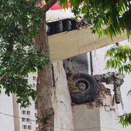 Teile des Flugzeugwracks einer Air India-Maschine stecken in einer Hauswand