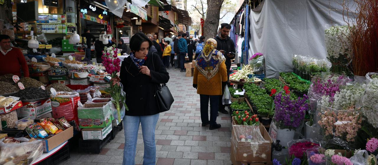 Menschen erledigen ihre Einkäufe vor dem persischen Neujahrsfest Nowruz in Teheran