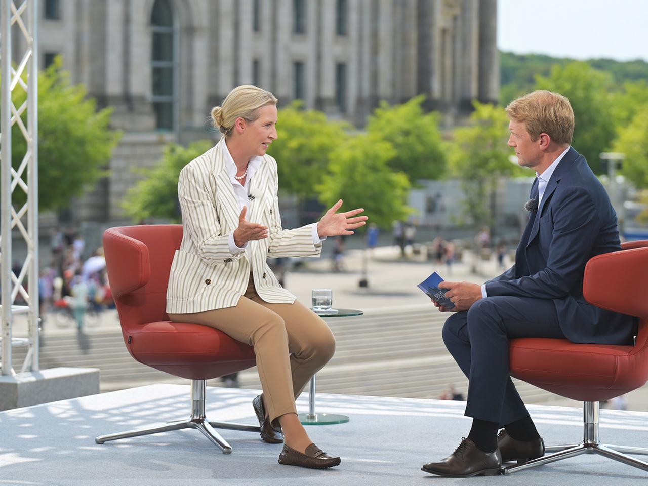 Proteste übertönen ARD-Sommerinterview mit AfD-Chefin Weidel