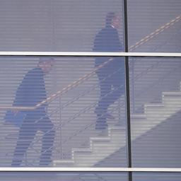 Markus Söder und Alexander Dobrindt sind auf einer Treppe auf dem Weg zu Gesprächen zwischen Union und SPD zu sehen.