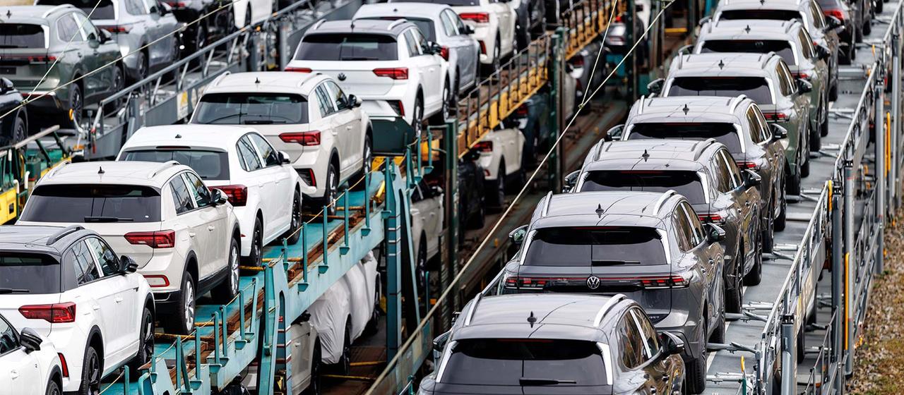 Neufahrzeuge von VW auf Autotransportwagen der Bahn.