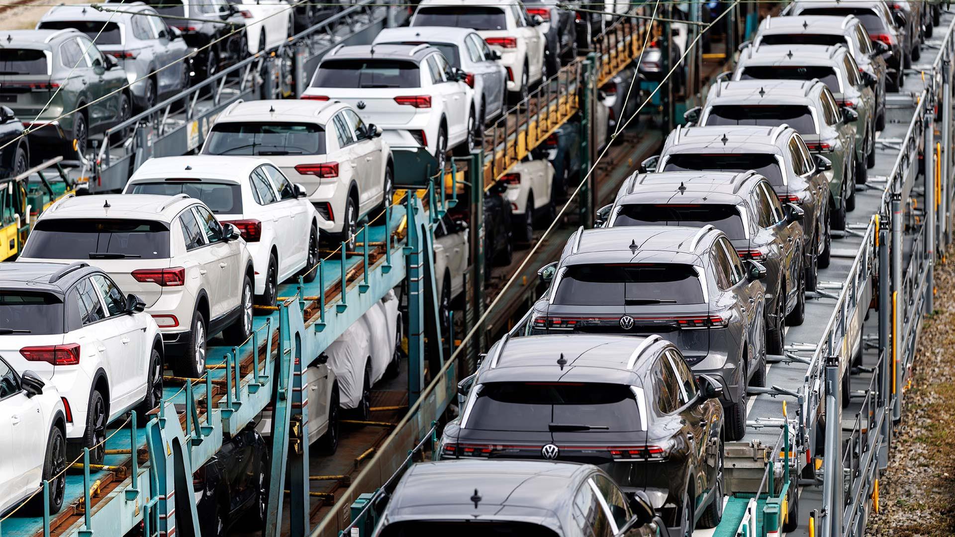 Neufahrzeuge von VW auf Autotransportwagen der Bahn. | picture alliance / dpa