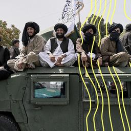 Taliban-Kämpfer fahren auf dem Dach eines Humvees.