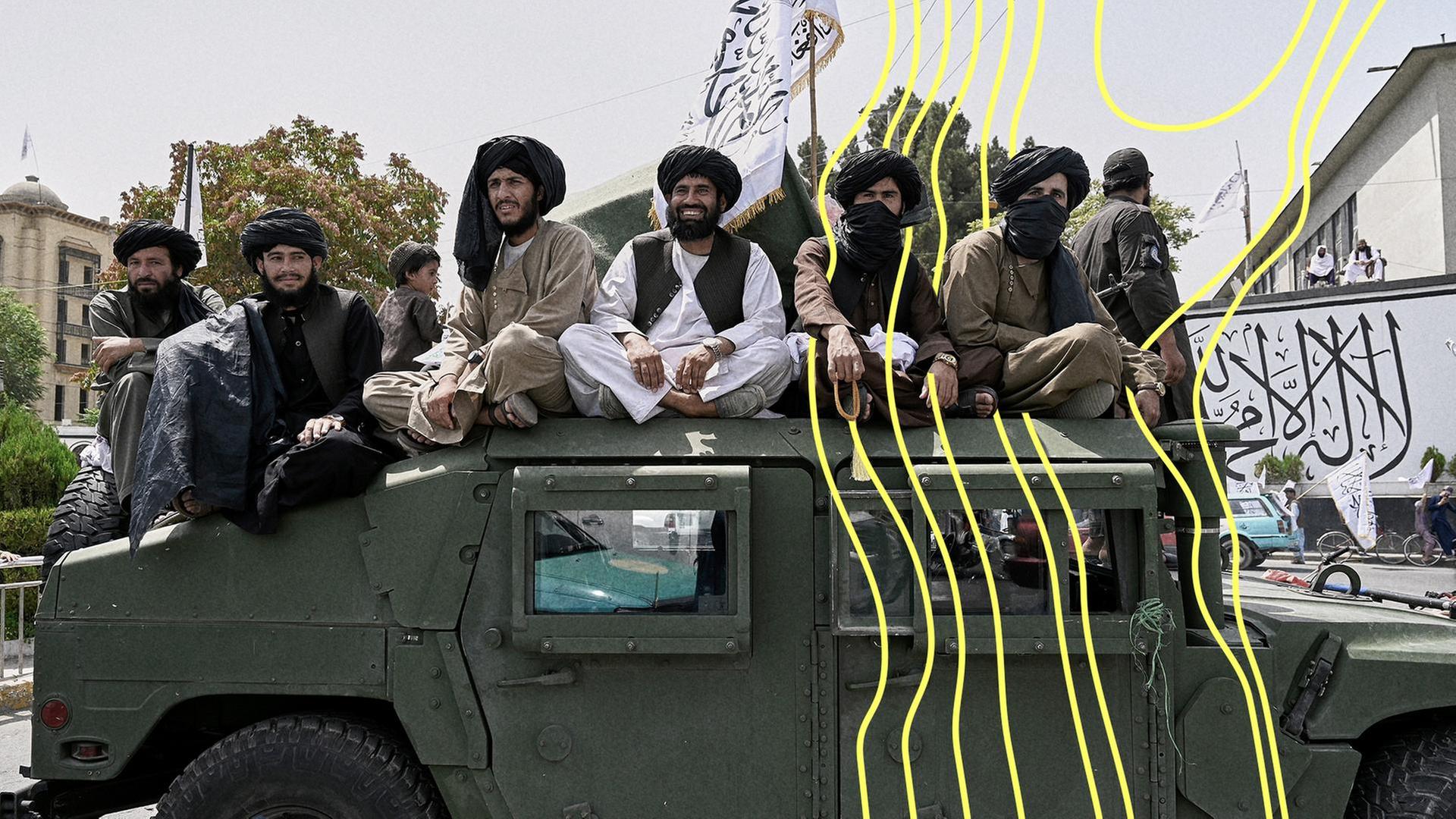 Taliban-KÃ¤mpfer fahren auf dem Dach eines Humvees. | picture alliance / ASSOCIATED PRESS, Nava Jamshidi
