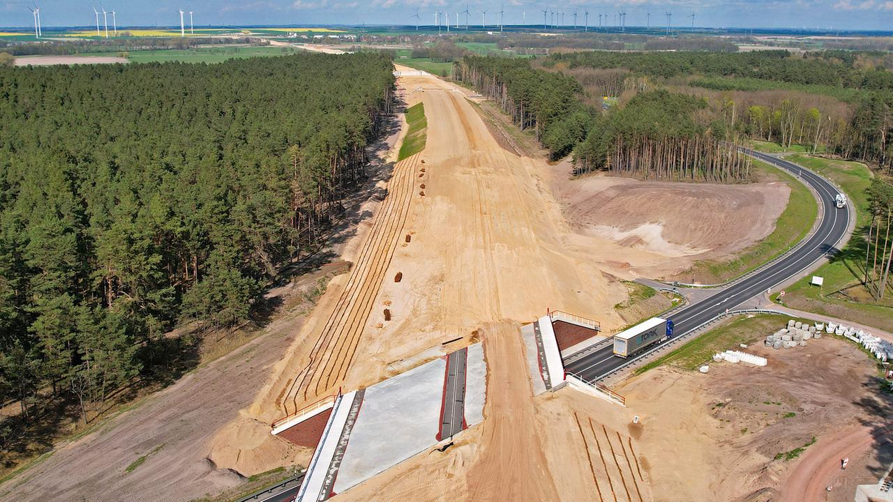 Verkehrsminister Schnieder gibt Baufreigaben für 23 Straßenprojekte