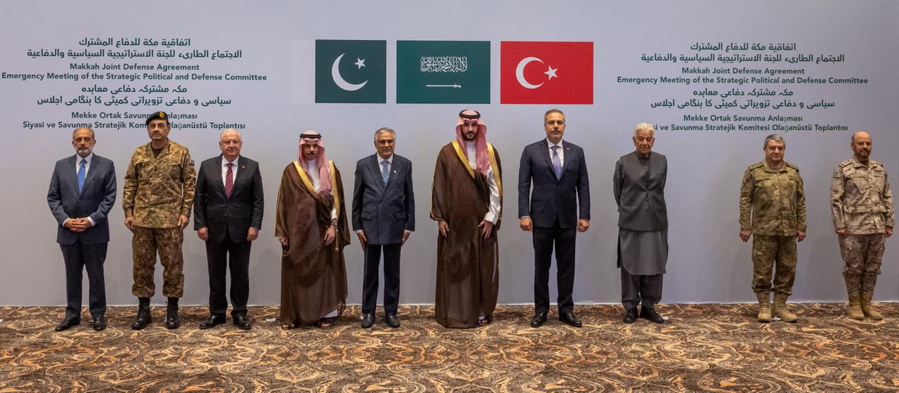 Vertreter von Saudi-Arabien, Türkei und Pakistan stehen beieinander.
