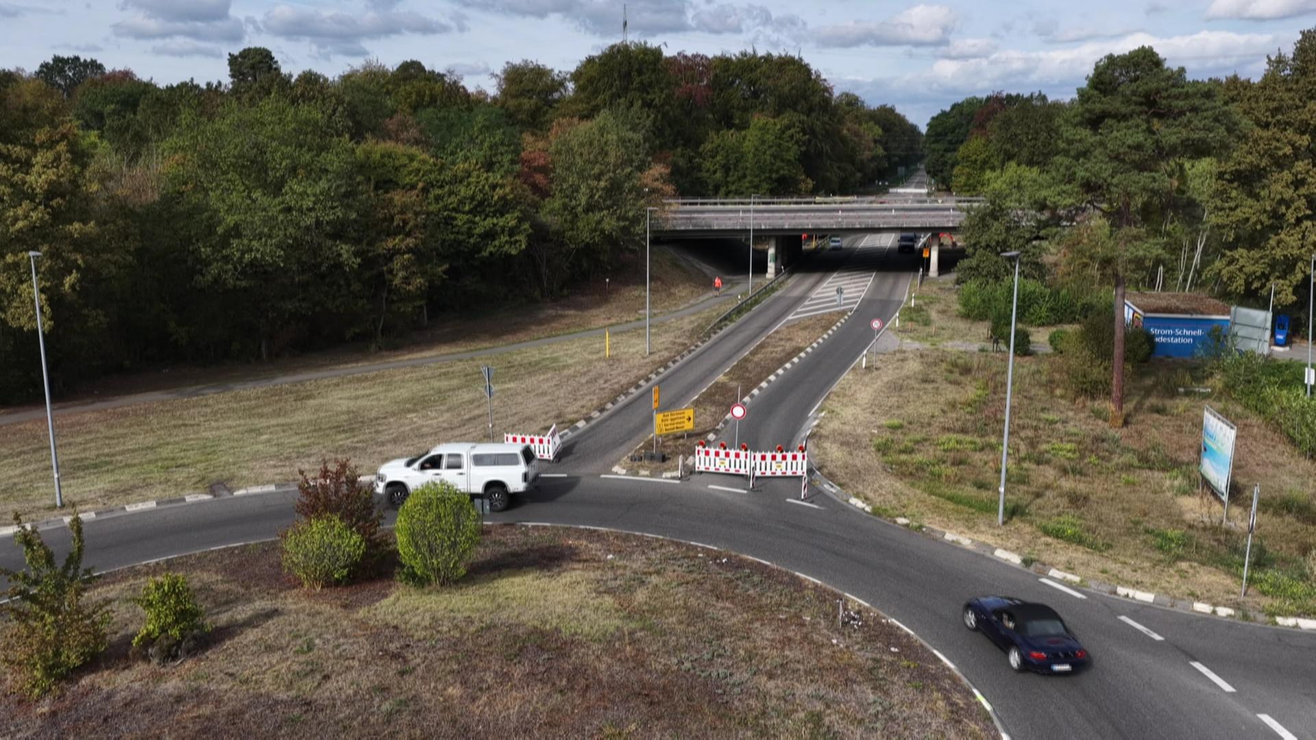 Weil die Brücke bei Speyer einsturzgefährdet ist, musste die B9 gesperrt werden. | SWR