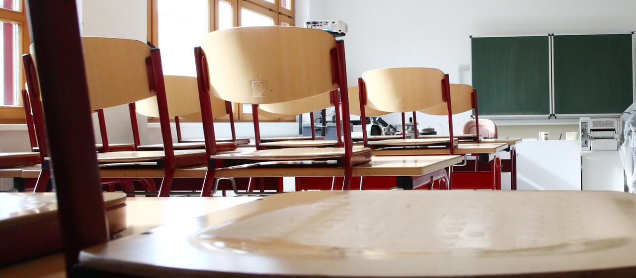 Blick in ein leeres Klassenzimmer in einer Schule.