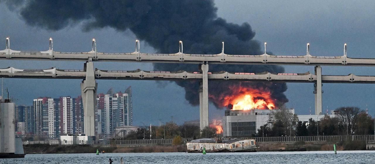 Feuer mit Rauchwolke über einem Ölterminal in Sankt Petersburg