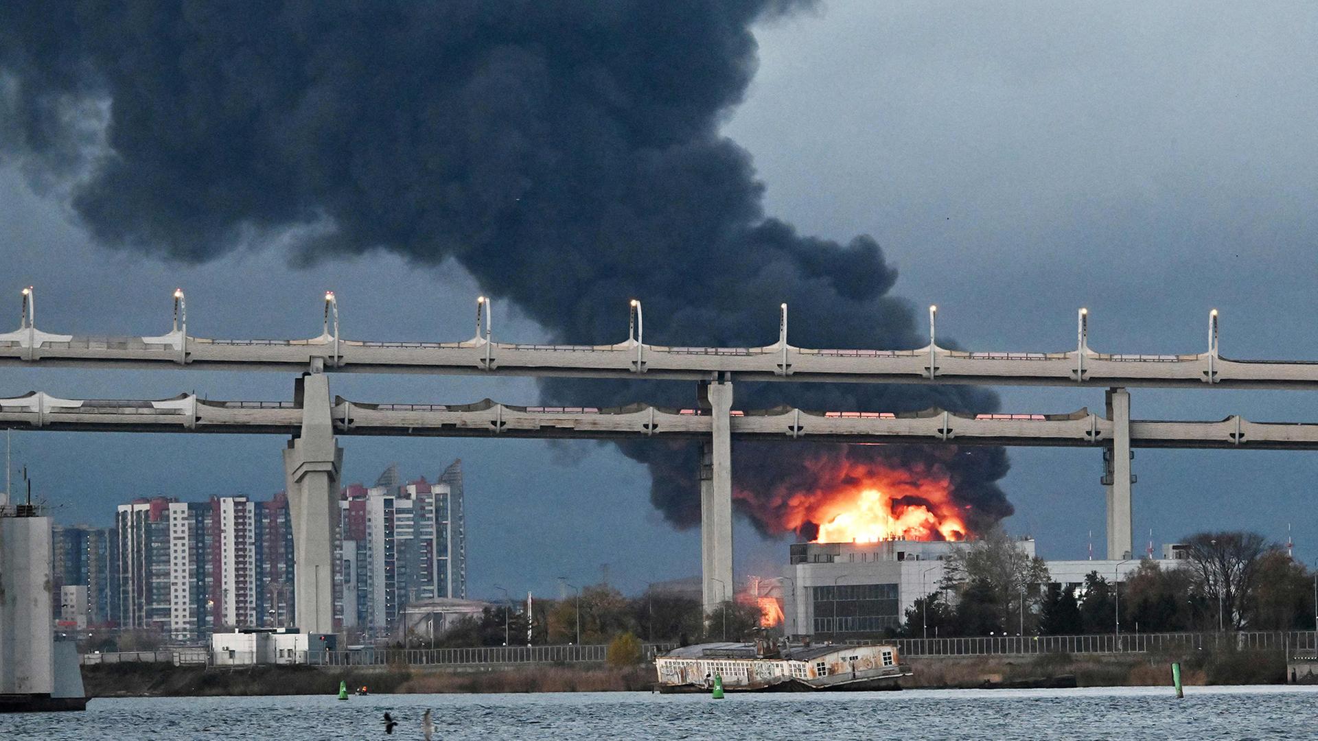 Feuer mit Rauchwolke über einem Ölterminal in Sankt Petersburg | AFP
