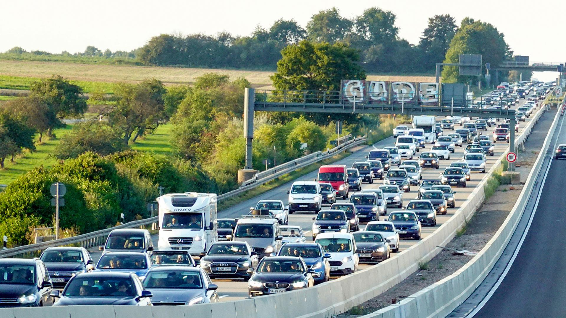 Der Verkehr auf der Autobahn staut sich. | picture alliance / Caro