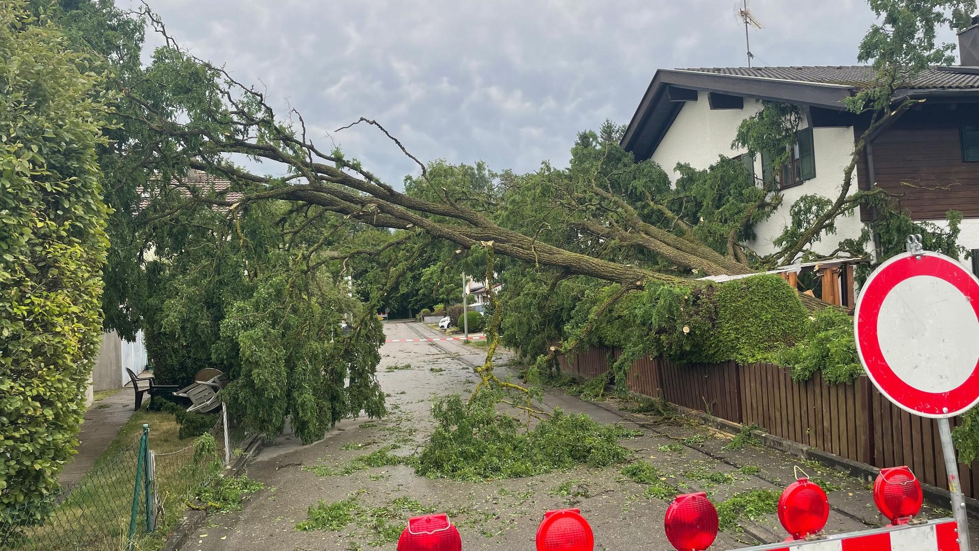 Bayern: Unwetter in Bayern: Viele Einsätze, längere Bahnausfälle |  tagesschau.de