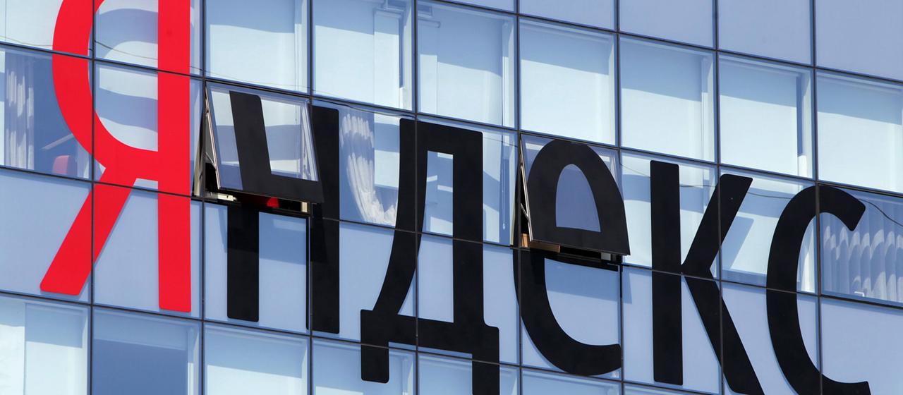 Das Yandex-Logo aufgenommen an der Zentrale des Unternehmens in Moskau.
