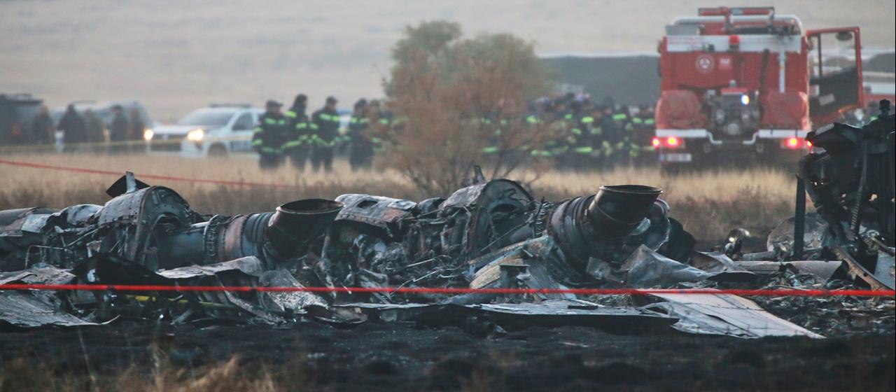 Trümmer eines Militärflugzeugs werden in der georgischen Gemeinde Sighnaghi nahe der aserbaidschanischen Grenze gesichtet. 