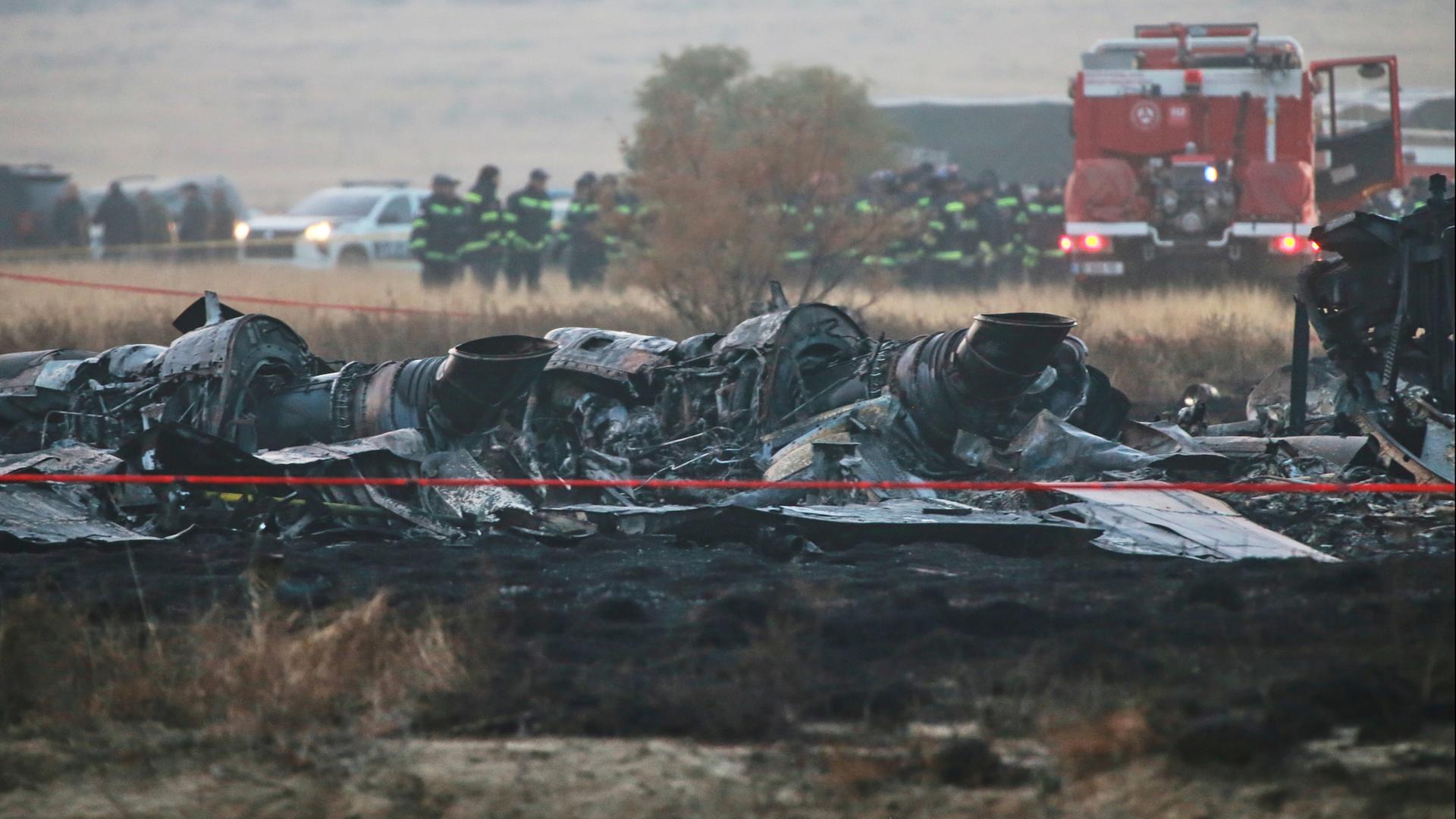 Trümmer eines Militärflugzeugs sind in der georgischen Gemeinde Sighnaghi in der Nähe der aserbaidschanischen Grenze zu sehen.  | dpa