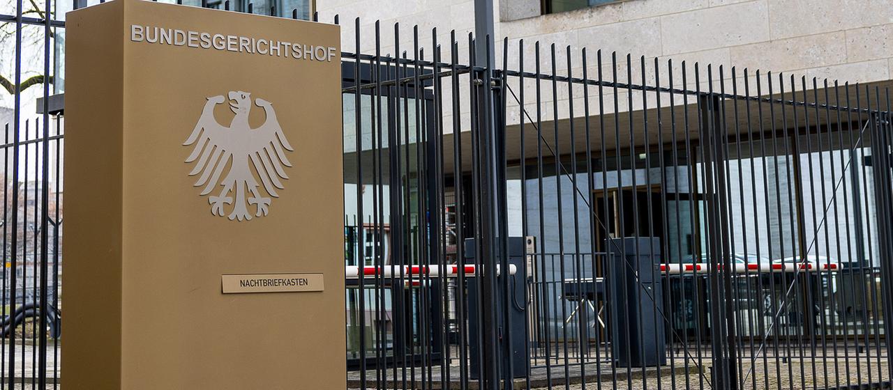 Das Eingangstor des Bundesgerichtshofs (BGH) in Karlsruhe.