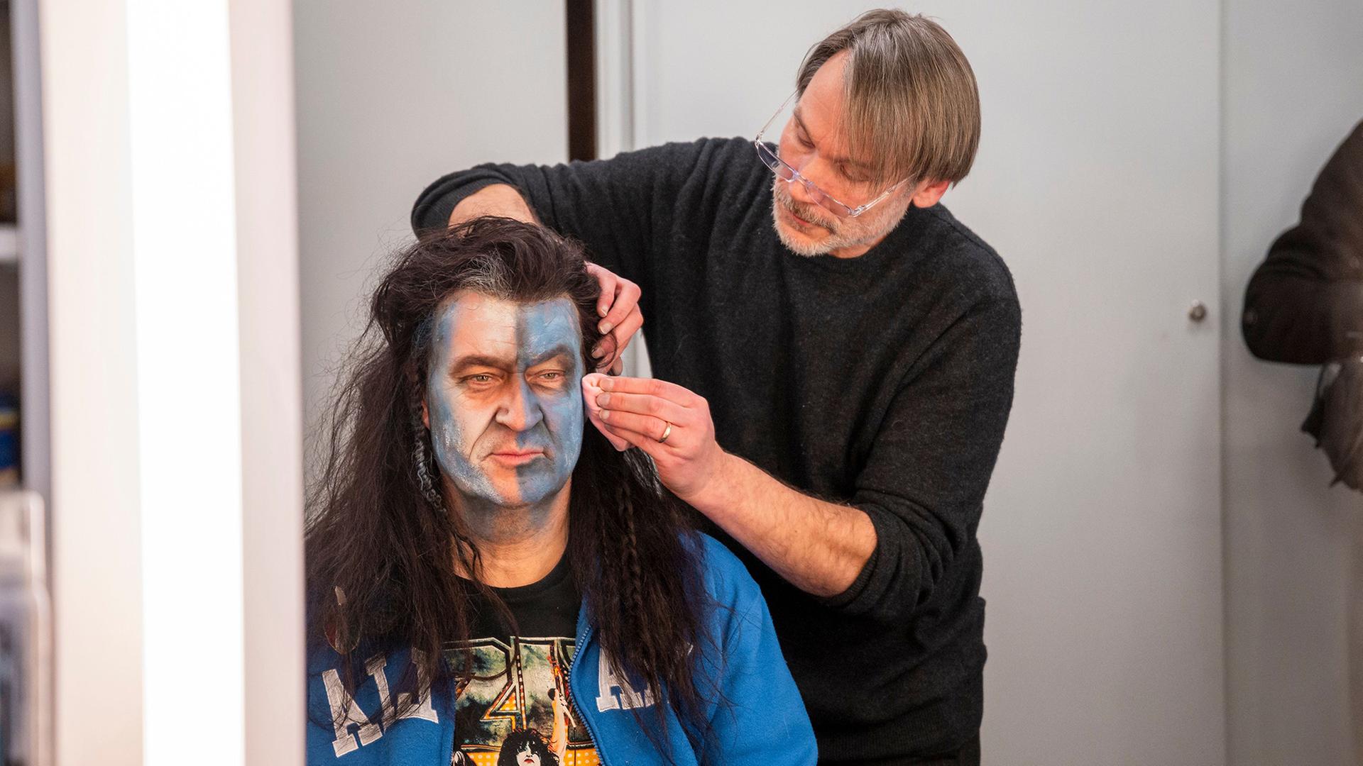 Markus SÃ¶der bei Maskenbildner Dirk Hirsch | Daniel Vogl/dpa