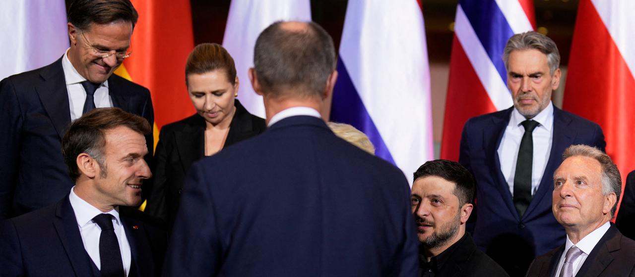 Kanzler Merz mit Teilnehmern der Ukraine-Gespräche in Berlin 