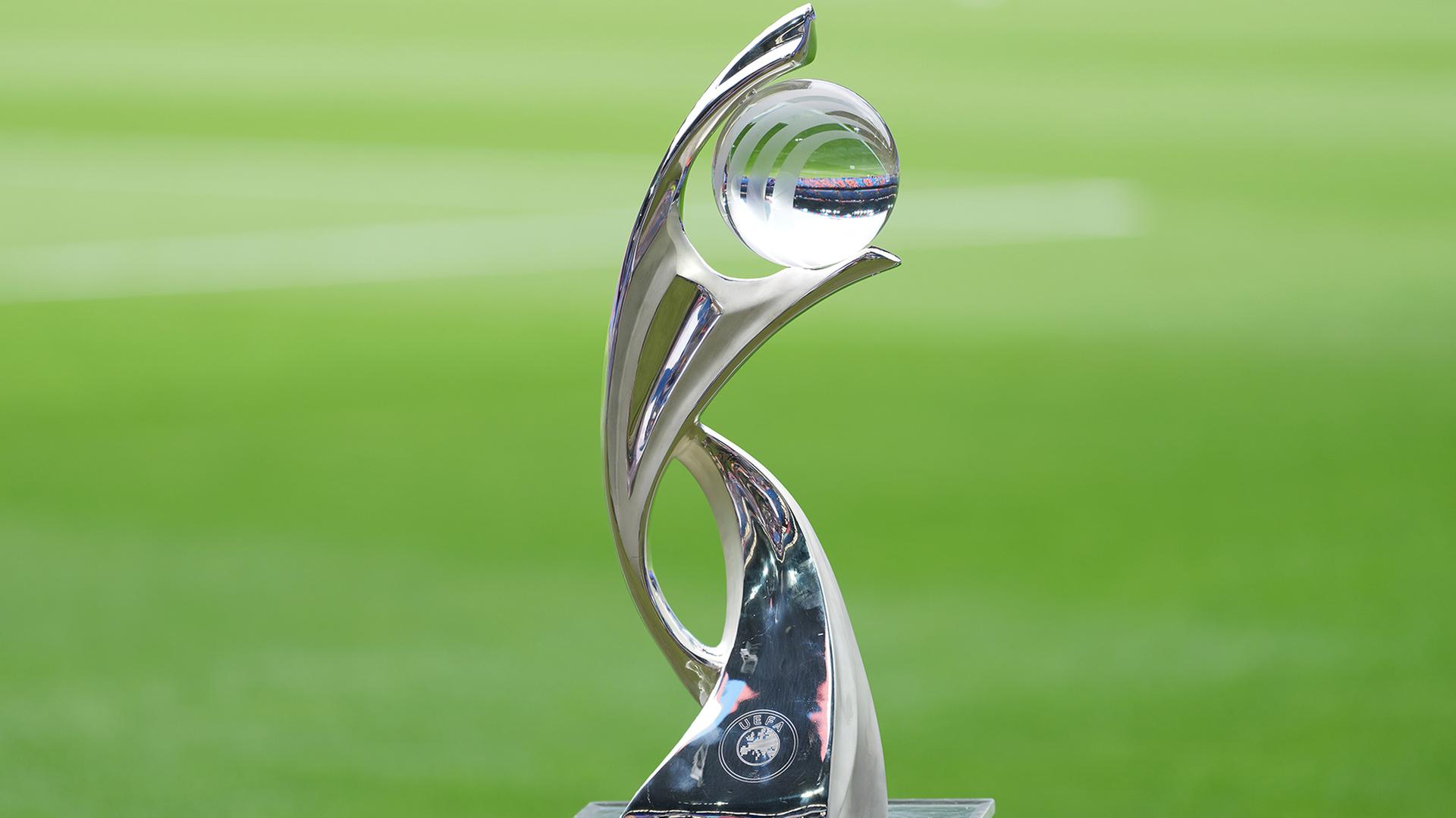 Pokal der Fußball-Europameisterschaft der Frauen. | picture alliance/dpa/AP